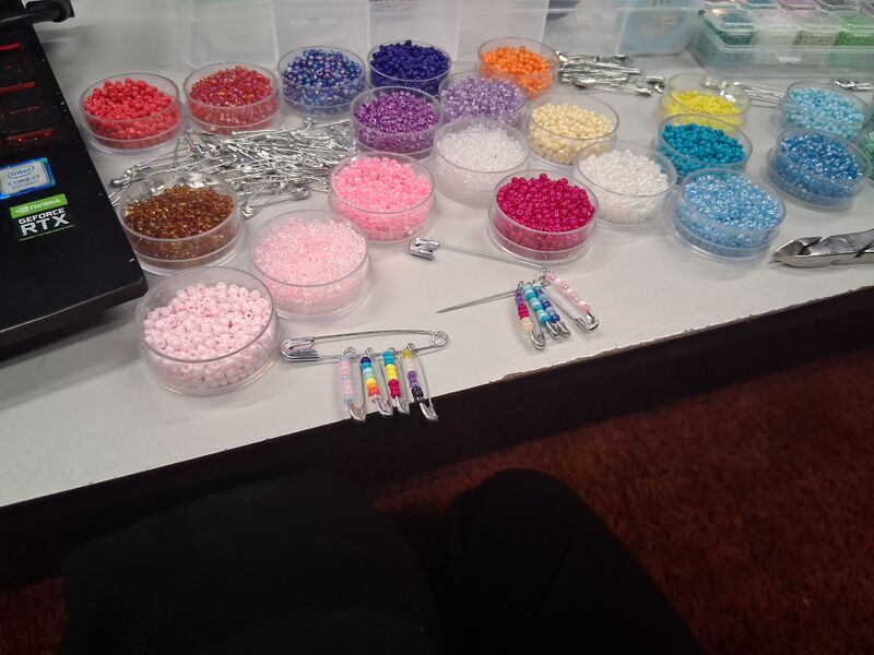 Bestand:Stapje verder safetypins.jpeg