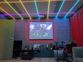 Floyd-Light LED strips rondom het smartboard in de lounge voor ambilight enzo