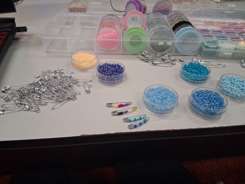 Bestand:Start safety pins.jpeg