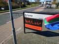 Bitlair banner bij het straatnaambord met de open dag