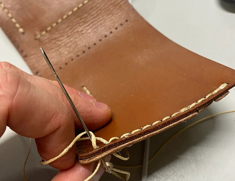 Bestand:Stitching wallet.jpg