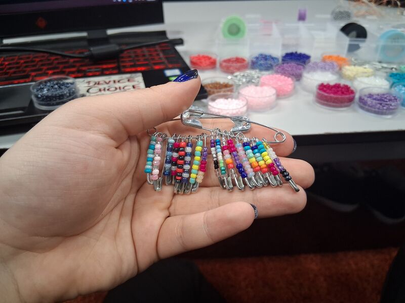 Bestand:A whole bunch of pins.jpeg